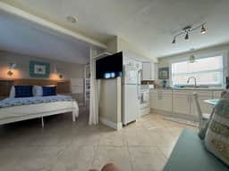 Cozy Beach Bungalow - Image 5