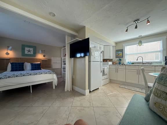 Cozy Beach Bungalow - Image 5